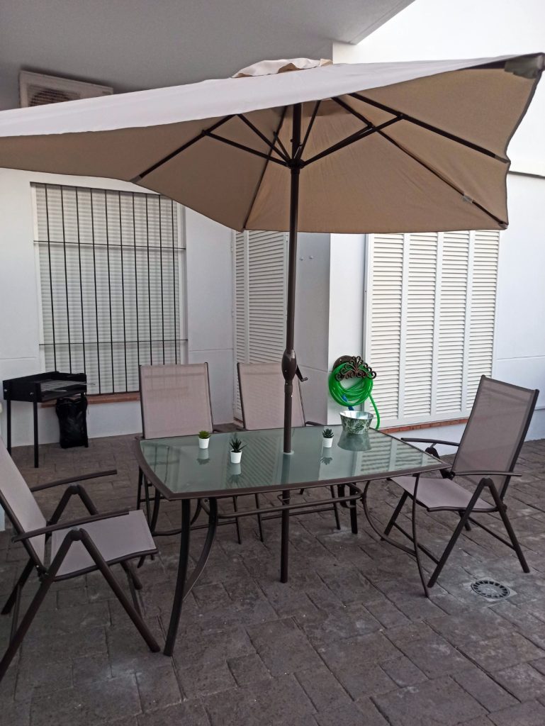 Patio con mesa y barbacoa del apartamento turístico El Barro Colorao en Segura de León
