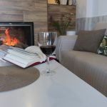 Salón con chimenea del apartamento turístico El Barro Colorao en Segura de León