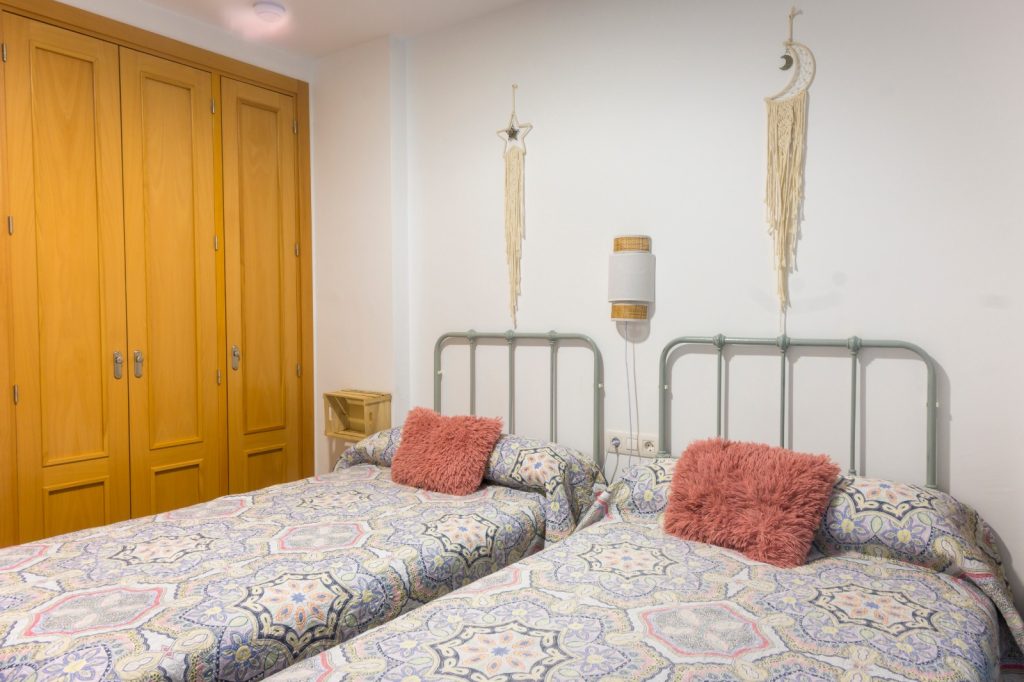 Dormitorio doble del apartamento turístico El Barro Colorao en Segura de León