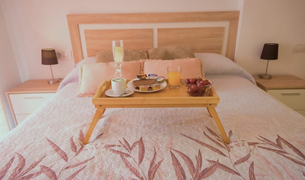 Dormitorio con desayuno del apartamento turístico El Barro Colorao en Segura de León