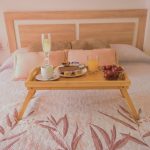 Dormitorio con desayuno del apartamento turístico El Barro Colorao en Segura de León