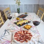 Mesa del comedor con productos ibéricos del apartamento turístico El Barro Colorao en Segura de León