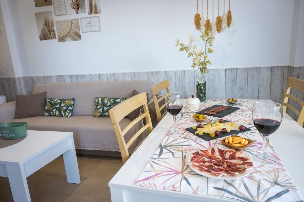 Salón comedor del apartamento turístico El Barro Colorao en Segura de León
