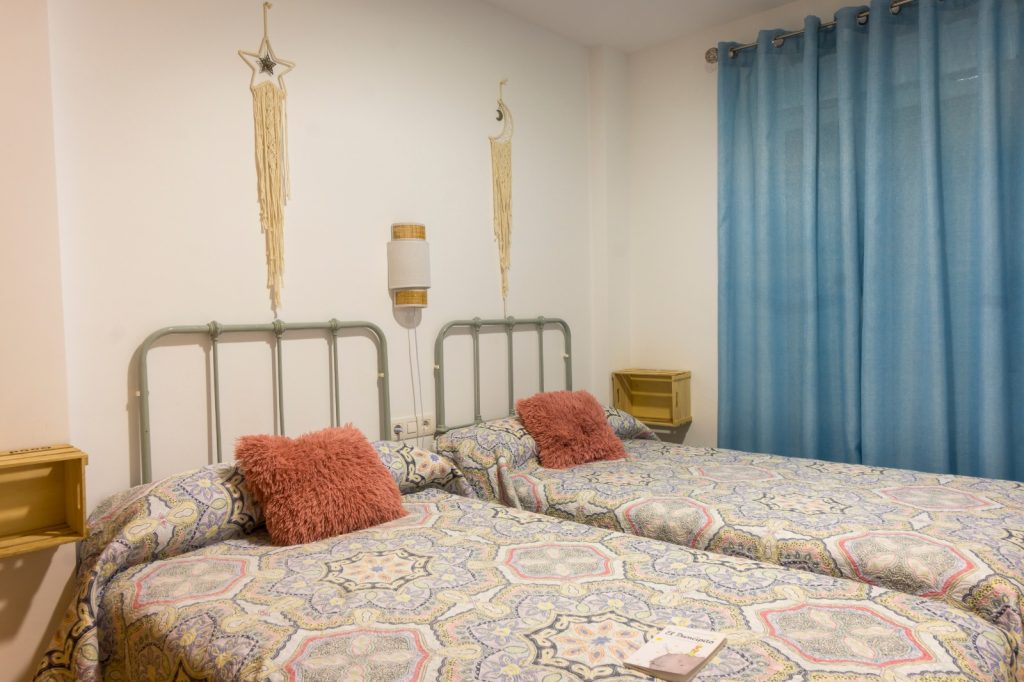 Dormitorio con dos camas del apartamento turístico El Barro Colorao en Segura de León