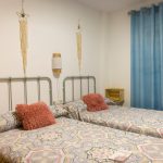 Dormitorio con dos camas del apartamento turístico El Barro Colorao en Segura de León
